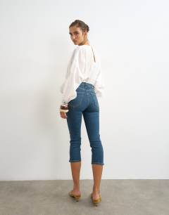Model wearing High rise capris jean in vintage blue