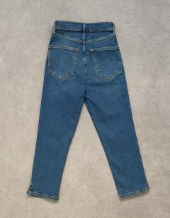 Model wearing High rise capris jean in vintage blue