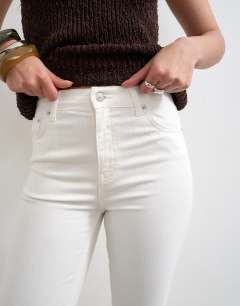 Model wearing High rise capris jean in white