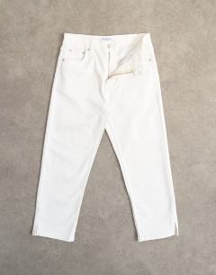 Model wearing High rise capris jean in white