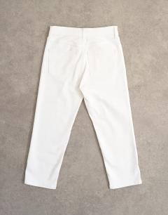 Model wearing High rise capris jean in white