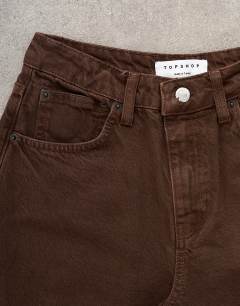 Model wearing High rise jean in chocolate