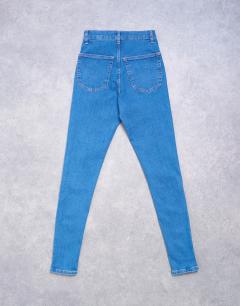 Model wearing High rise super skinny jean in vintage blue