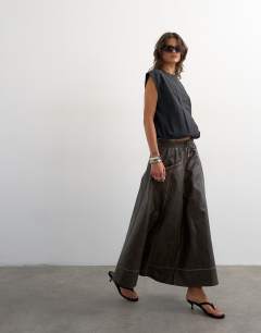 Model wearing High shine leather look maxii skirt with side pockets in washed brown