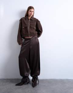 Model wearing High waisted cuffed balloon pant in brown
