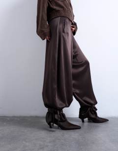 Model wearing High waisted cuffed balloon pant in brown