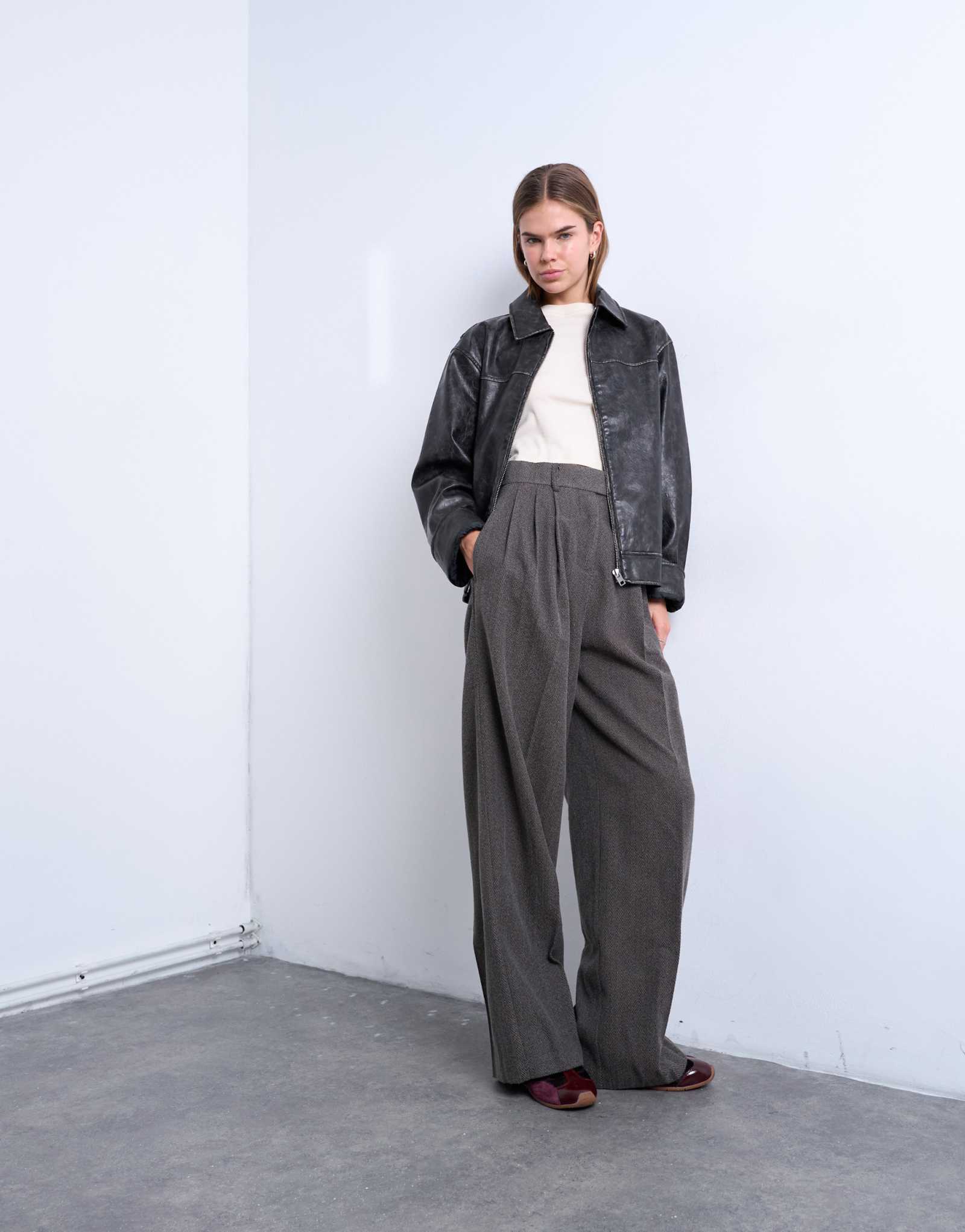 Брюки с двойной складкой спереди в елочку от Topshop серого цвета с высокой талией