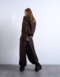 Model wearing High waisted satin cuffed balloon pant in brown
