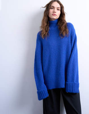 Topshop - Hochgeschlossener Longline-Strickpullover mit Ausschnitt-Detail und Oversize-Passform-Blau