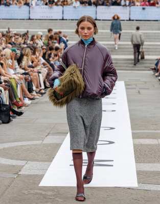 Topshop - Hochglänzende, wattierte Bomberjacke in Aubergine-Lila