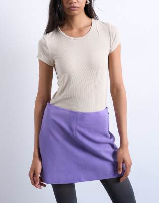 Topshop - Hochwertiges, geripptes T-Shirt in Steinbeige-Neutral