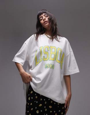 Topshop - Hochwertiges Super-Oversize-T-Shirt in Weiß mit „Lisboa"-Grafikprint