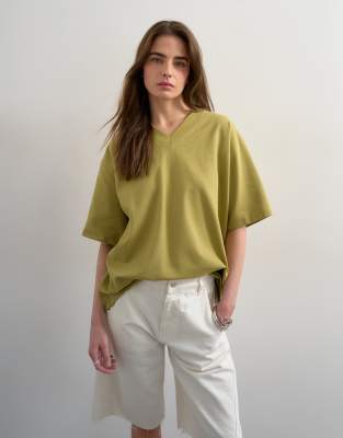Topshop - Hochwertiges T-Shirt aus Interlock-Stoff in Khaki mit V-Ausschnitt-Grün