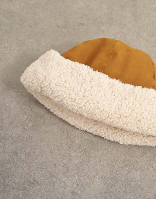 Topshop Honor bonnet à revers en peau retournée camel et blanc cassé, 2 de 3