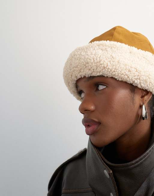 Topshop Honor bonnet à revers en peau retournée camel et blanc cassé, 3 de 3