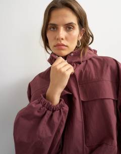 Model wearing Hooded cinch waist anorak in blackberry