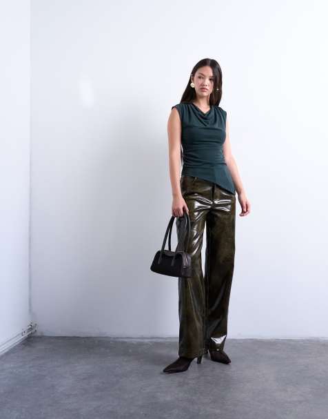 Topshop - Hoogglanzende broek met wijde pijpen van imitatieleer met ronde zak in groen met wassing - view 1