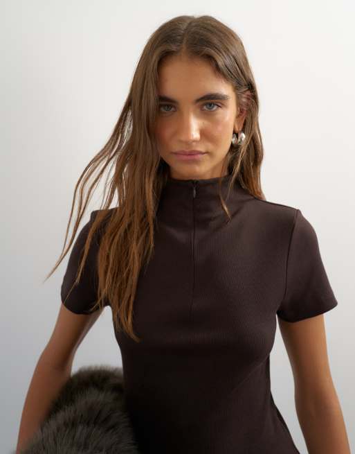 Topshop hoogsluitende top met ritssluiting, korte mouwen en ribstructuur in donkerbruin, 2 van 4