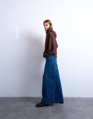 Topshop - Horizon - Jeans in sattem Blau mit mittelhohem Bund, weitem Bein und offenem Saum