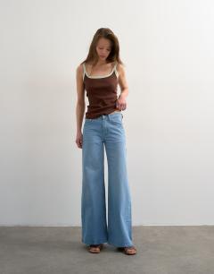 Model wearing Horizon mid rise wide leg jean in bleach