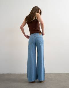 Model wearing Horizon mid rise wide leg jean in bleach