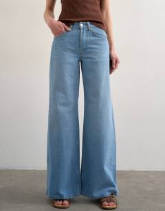 Model wearing Horizon mid rise wide leg jean in bleach
