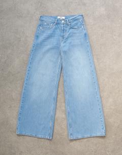 Model wearing Horizon mid rise wide leg jean in bleach