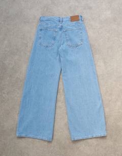 Model wearing Horizon mid rise wide leg jean in bleach