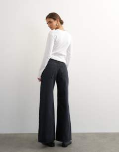 Model wearing Horizon mid rise wide leg jean in blue black