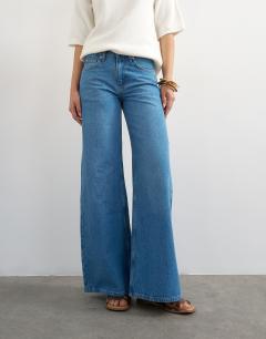 Model wearing Horizon mid rise wide leg jean in rich blue