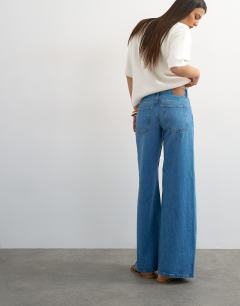Model wearing Horizon mid rise wide leg jean in rich blue