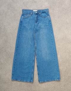 Model wearing Horizon mid rise wide leg jean in rich blue