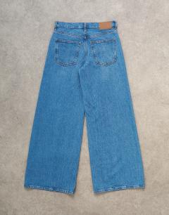 Model wearing Horizon mid rise wide leg jean in rich blue