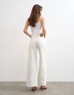 Model wearing Horizon mid rise wide leg jean white
