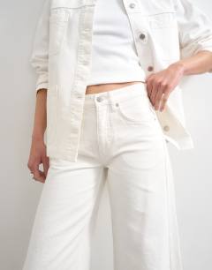 Model wearing Horizon mid rise wide leg jean white