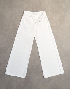 Model wearing Horizon mid rise wide leg jean white