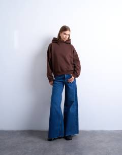 Model wearing Horizon mid rise wide leg jean with raw hem in rich blue