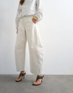 Model wearing Horseshoe barrel mid rise jean in white