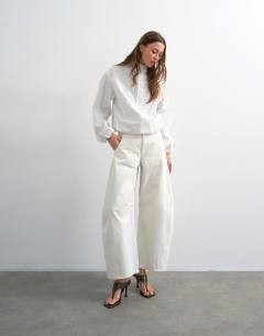 Model wearing Horseshoe barrel mid rise jean in white