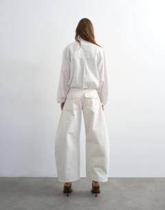 Model wearing Horseshoe barrel mid rise jean in white