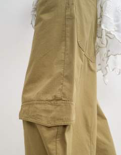 Model wearing Horseshoe cargo trouser in khaki