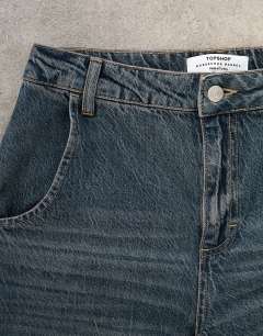 Model wearing Horseshoe high rise barrel jean in blue black