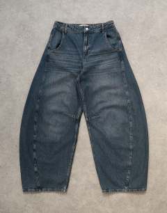 Model wearing Horseshoe high rise barrel jean in blue black