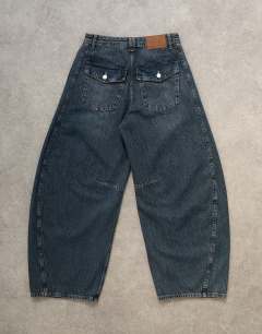 Model wearing Horseshoe high rise barrel jean in blue black