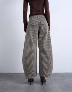 Model wearing Horseshoe high rise barrel jean in brown stripe