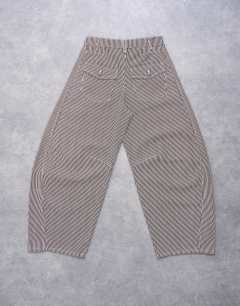 Model wearing Horseshoe high rise barrel jean in brown stripe