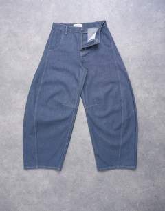 Model wearing Horseshoe high rise barrel jean in elephant grey