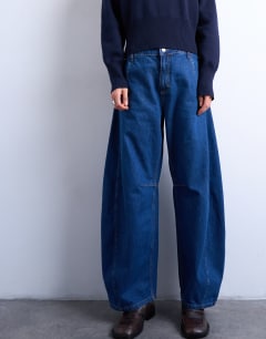 Model wearing Horseshoe high rise barrel jean in indigo rinse