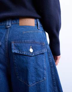 Model wearing Horseshoe high rise barrel jean in indigo rinse