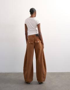 Model wearing Horseshoe mid rise barrel jean in toffee